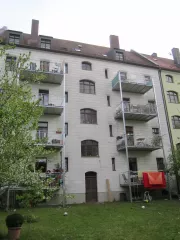 4-stoeckige-Balkonanlagen-in-Regensburg-mit-SBS-Balkonplattenbelag-scaled
