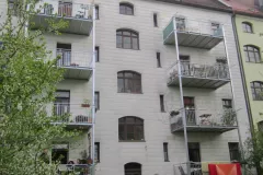 4-stoeckige-Balkonanlagen-in-Regensburg-mit-SBS-Balkonplattenbelag-scaled