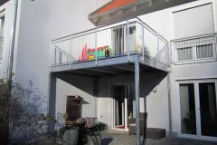 Balkon-Stahl-verzinkt-mit-Stabgelaender-scaled