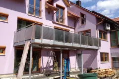 Stahlbalkon-verzinkt-mit-Edelstahl-Lochblechgelaender-und-Laerchen-Belag-scaled