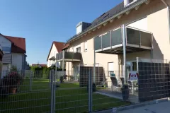 Stahlbalkon-verzinkt-mit-Lochblechgelaender-scaled