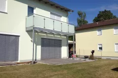 Stahlbalkon-verzinkt-mit-Milchglasgelaender-scaled