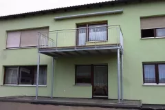 Stahlbalkon-verzinkt-mit-Stabgelaender
