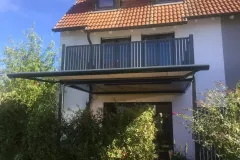Stahlbalkon-verzinkt-pulverbeschichtet-dichte-Konstruktion-durch-Blechwannenebene-und-vorgebauter-Gelenkarmmarkise-scaled