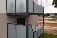 Stahlbalkon-verzinkt-pulverbeschichtet-mit-Milchglasgelaender-WPC-Belag-und-Laermschutzwand-scaled