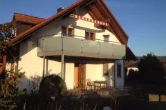 Stahlbalkon-verzinkt-pulverbeschichtet-mit-Milchglasgelaender-und-WPC-Belag-scaled