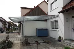 Carport-mit-Glaseindeckung-Haelfte-mit-Milchglaseindeckung-als-Beschattung-fuer-Wohnraum