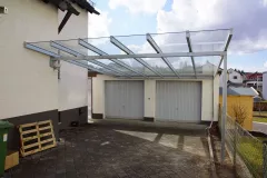 Carport-mit-Glaseindeckung-und-tragender-Kastenrinne-an-Bestandsgarage-scaled