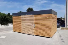 Muelleinhausung-mit-Rhombusleistenverkleidung-Schiebetuer-und-versteckter-Dachschraege-mit-Alu-Blechkranz-scaled