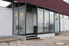 Raucherunterstand-mit-Treppenaufgang-gross-scaled