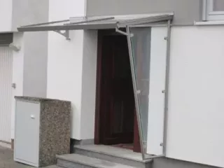 Eingangsueberdachung-aus-Edelstahl-mit-Seitenteil-Entwaesserung