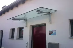 Eingangsueberdachung-mit-Edelstahlkonsolen-und-Verbund-Sicherheits-Glas-1752mm-aus-2-x-TVG-8mm-Systemvordach-Metallbau-Bauer-Hemm