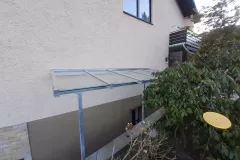 Kellerabgangsueberdachung-mit-3-Stuetzen-aus-verzinktem-Stahl