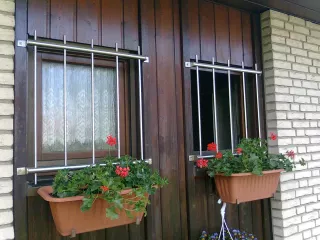 Fenstergitter-aus-Edelstahl-mit-Sicherheitsschrauben