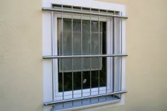 Fenstergitter-aus-Edelstahl-mit-Sicherheitsschrauben.