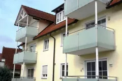 Milchglasgelaender-mit-Edelstahlpfosten-und-Klemmbacken