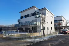 Milchglasgelaender-mit-vorgesetzte-pulverbeschichte-Flacheisenpfosten