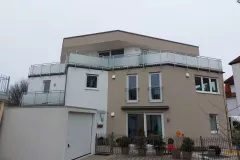 Milchglasgelaender-mit-vorgesetzten-Pfosten-aus-Edelstahl
