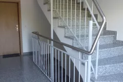 Treppengelaender-lackiert-mit-Edelstahlhandlauf