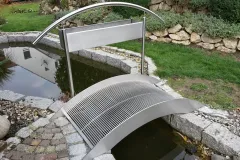 Bruecke-ueber-Teich-mit-Blumenkasten