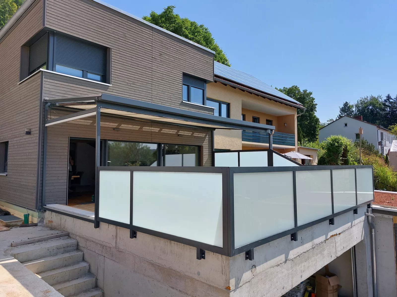 Terrassenueberdachung aus Stahl verzinkt pulverbeschichtet mit Seitenverglasung und Unterbeschattung