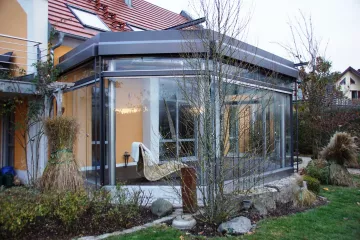 Terrassenueberdachung aus Stahl verzinkt pulverbeschichtet mit-Seitenverglasung Glasschiebeelemente und Raffstoreanlagen
