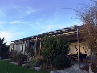 Terrassenueberdachung aus Stahl verzinkt pulverbeschichtet ohne-Wandanschluss konstruiert
