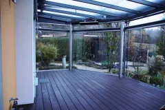 Terrassenueberdachung aus Stahl verzinkt pulverbeschichtet mit Seitenverglasung Glasschiebeelemente und Raffstoreanlagen von Innen