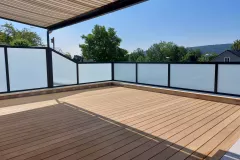 Terrassenueberdachung aus Stahl verzinkt pulverbeschichtet mit Seitenverglasung und Unterbeschattung