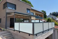 Terrassenueberdachung aus Stahl verzinkt pulverbeschichtet mit Seitenverglasung und Unterbeschattung