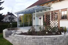 Terrassenueberdachung aus Stahl verzinkt pulverbeschichtet mit Seitenverglasung