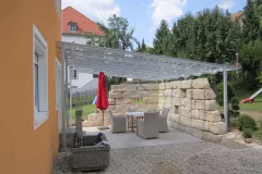 Terrassenueberdachung mit Fachwerktraegern aus Stahl verzinkt pulverbeschichtet mit Glasschiebeelemente