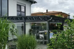 Terrassenueberdachung mit Fachwerktraegern aus Stahl verzinkt pulverbeschichtet mit Glasschiebeelemente