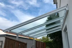 Ueberdachung aus Stahl verzinkt pulverbeschichtet zwischen Garage und Wohnhaus