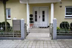Gartentuer-mit-Granitsaeulen-und-elektr.-Tueroeffner