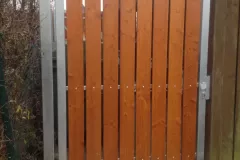 Gartentuer-mit-Holzbretter-vertikal