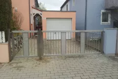 Toranlage-mit-Durchgangstuer-aus-Edelstahl
