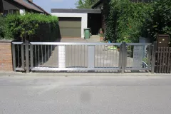 Toranlage-mit-Durchgangstuer-und-Tousek-Drehtorantrieb
