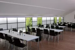 Beleuchtete-Glaswand-Kantine-ZBFS
