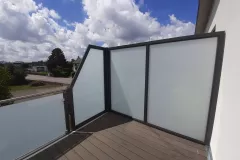 Laerm-Sichschutz-auf-Stahlbalkon