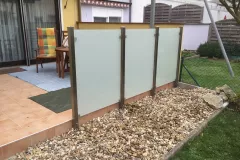 Sichtschutz-mit-Milchglas-und-Edelstahlpfosten