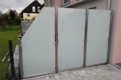 Sichtschutzwand-mit-Edelstahlpfosten