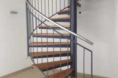 Spindeltreppe-lackiert-mit-Holzstufen-und-Edelstahlhandlauf.