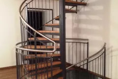Spindeltreppe-lackiert-mit-Holzstufen-und-Edelstahlhandlauf