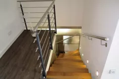 Stahltreppe-mit-beleuchteten-Holzstufen