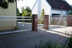 Edelstahl-Zaunanlage-mit-Tuer-und-Schiebetor