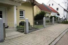 Zaunanlage-aus-Edelstahl-mit-Granitstuetzen